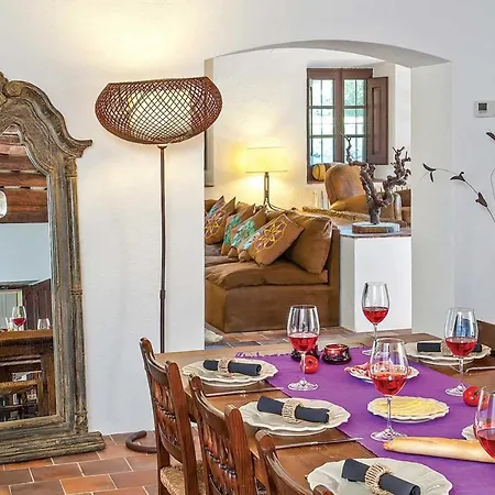 Sleeps 18 Air Con Wifi