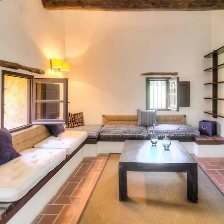 Sleeps 18 Air Con Wifi