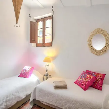 Sleeps 18 Air Con Wifi